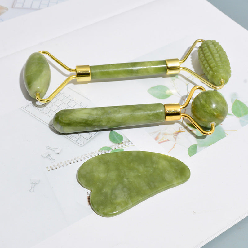 Planche à gratter et rouleau en jade 100% naturel. Stimule la circulation sanguine, réduit les poches et cernes, favorise l'absorption des soins et améliore l'élasticité de la peau pour un teint éclatant. 