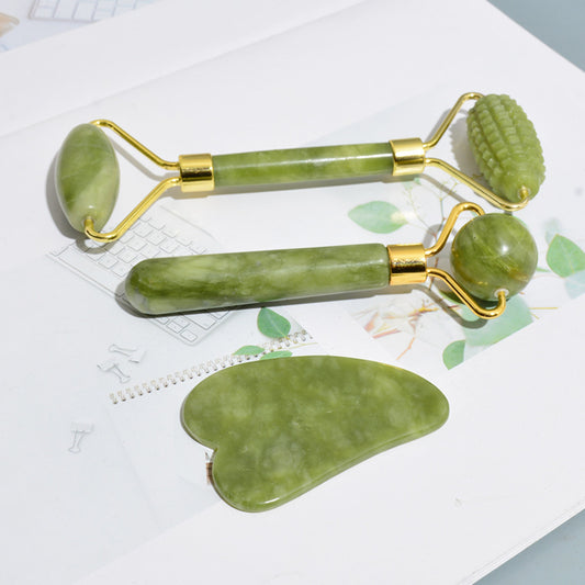Planche à gratter et rouleau en jade 100% naturel. Stimule la circulation sanguine, réduit les poches et cernes, favorise l'absorption des soins et améliore l'élasticité de la peau pour un teint éclatant. 