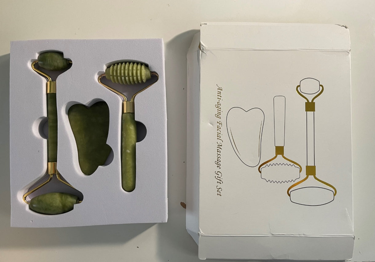 Planche à gratter et rouleau en jade 100% naturel. Stimule la circulation sanguine, réduit les poches et cernes, favorise l'absorption des soins et améliore l'élasticité de la peau pour un teint éclatant. 